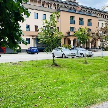 Park Lovely Apartman With Private Parking Apartment